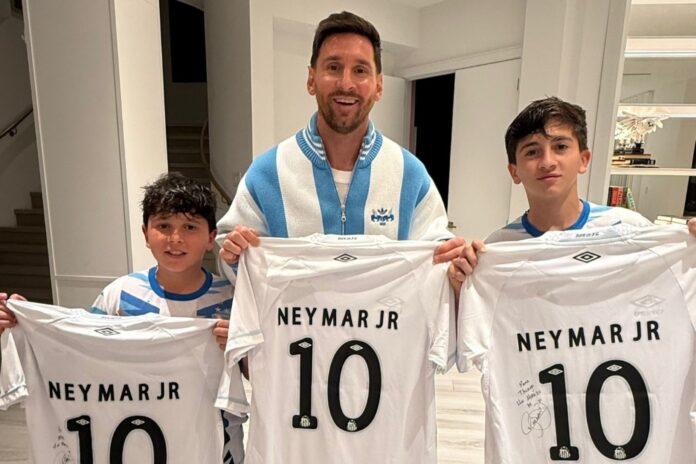 neymar-presenteia-messi-e-filhos-com-camisas-do-santos