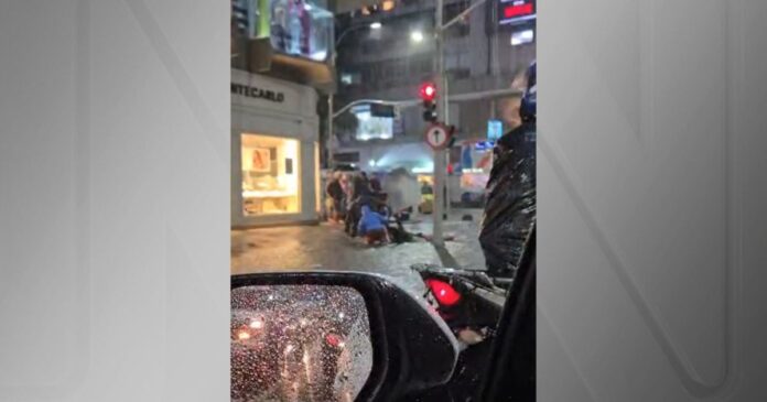 mulher-leva-choque-em-poste-no-rj;-homem-vai-ajudar-e-tambem-e-eletrocutado