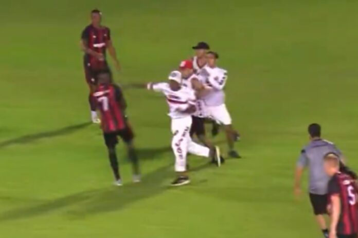 torcedores-invadem-gramado-e-entram-em-confronto-com-jogadores.-veja-video