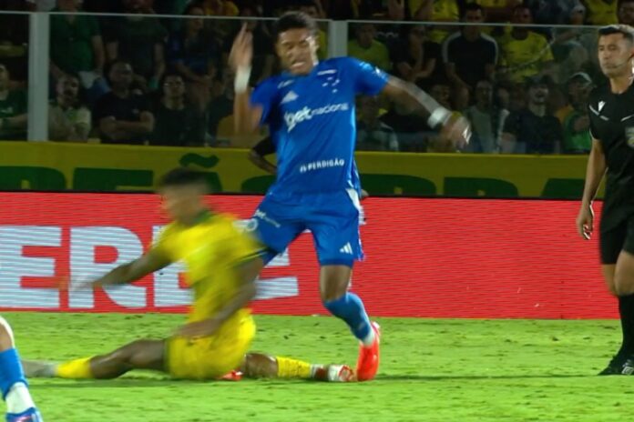 “quebrou-a-perna-do-cara”,-diz-arbitro-em-lesao-de-jogador-do-cruzeiro