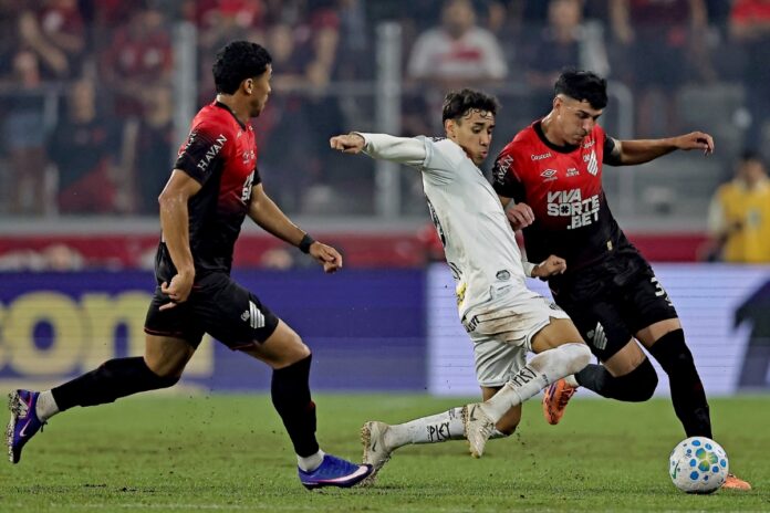 com-gols-nos-acrescimos,-athletico-pr-vence-santos-pelo-brasileirao