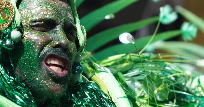 carnaval:-veja-fotos-da-primeira-noite-de-desfiles-da-serie-ouro-no-rio