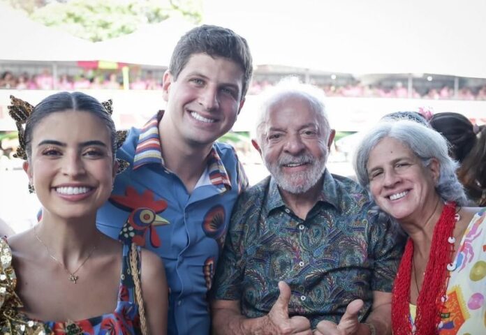 lula-marca-presenca-no-galo-da-madrugada,-tradicional-bloco-no-recife