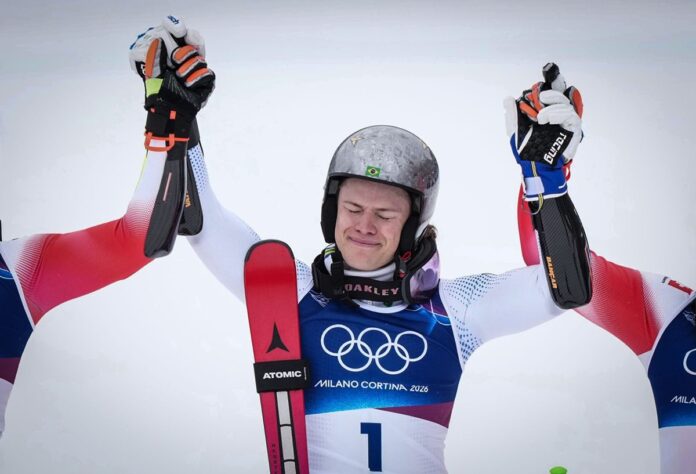 lucas-pinheiro-braathen-posta-primeira-foto-com-a-medalha-de-ouro