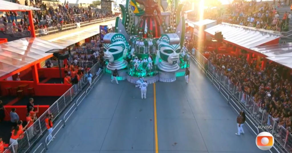 alegoria-trava-no-meio-do-desfile-e-coloca-o-camisa-na-briga-para-nao-cair