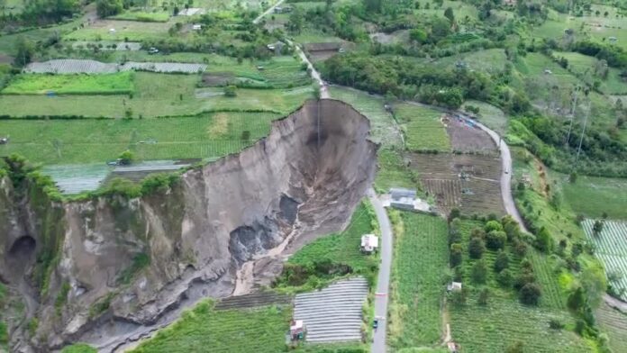 cratera-em-expansao-ameaca-terras-agricolas-na-indonesia