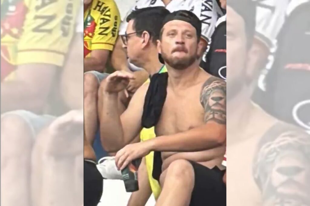 torcedor-do-brusque-e-flagrado-imitando-aviao-em-jogo-da-chapecoense.-veja-video