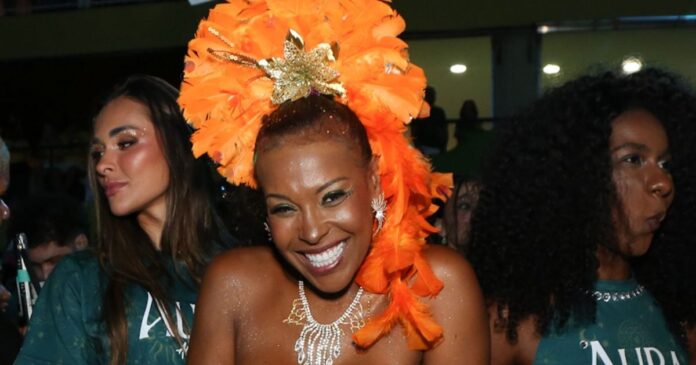 sol-vega-curte-segundo-dia-de-carnaval-no-rio-com-look-ousado sol-vega-curte-segundo-dia-de-carnaval-no-rio-com-look-ousado