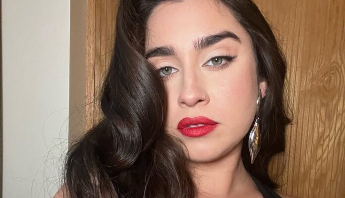 lauren-jauregui,-ex-fifth-harmony,-aparece-de-surpresa-na-sapucai;-veja