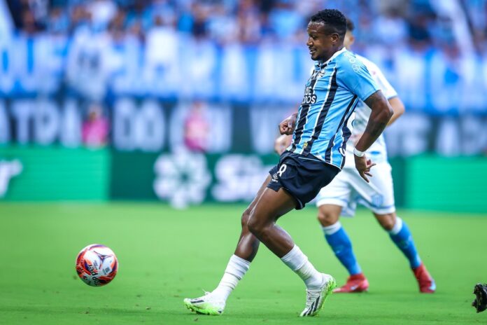 gremio-oficializa-a-rescisao-de-contrato-do-meia-edenilson;-confira