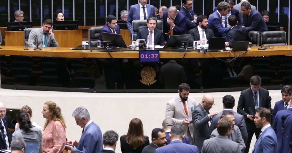 camara-reajusta-verba-de-gabinete-e-cota-parlamentar