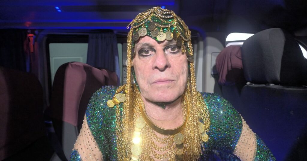 ney-matogrosso-celebra-estreia-na-sapucai:-“doeu-menos-do-que-eu-pensava”