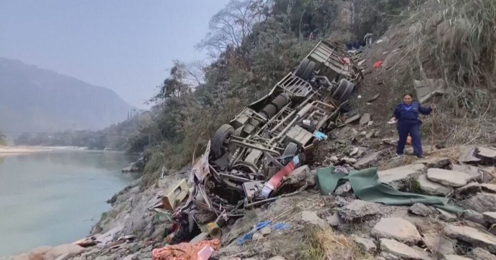 onibus-cai-de-200-metros-de-altura-no-nepal-e-deixa-ao-menos-19-mortos