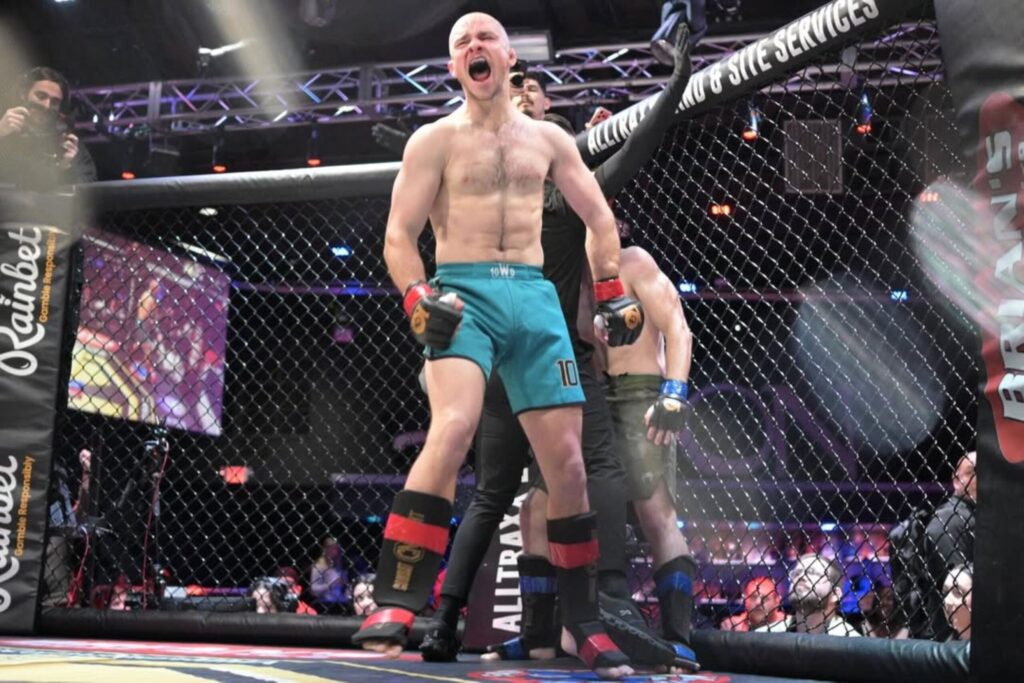 lutador-quebra-braco-e-percebe-lesao-somente-apos-vencer-o-combate.-veja-video