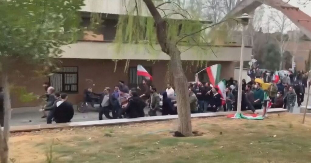 estudantes-do-ira-confrontam-forcas-de-seguranca-durante-protestos