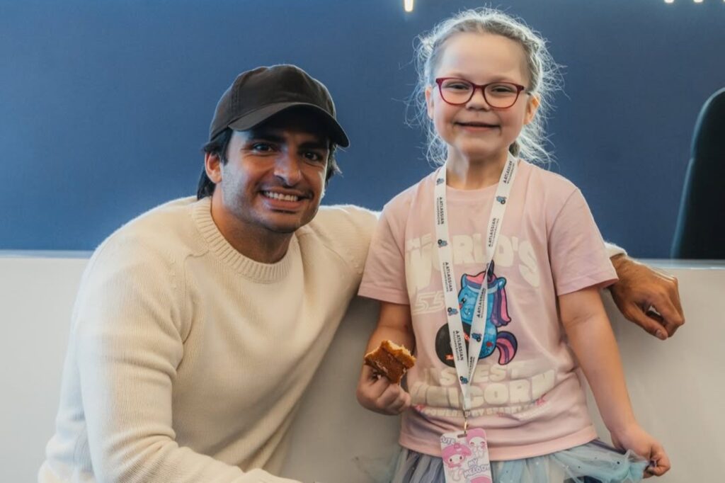 f1:-carlos-sainz-encontra-fa-mirim-que-virou-amuleto-em-2025