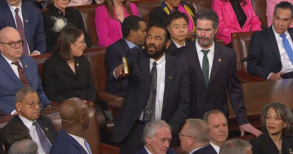 deputado-democrata-e-expulso-de-discurso-do-estado-da-uniao-de-trump