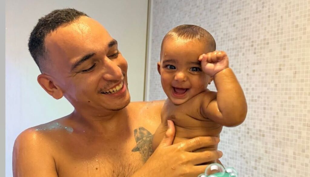 joao-gomes-mostra-registros-do-primeiro-banho-de-chuveiro-do-cacula