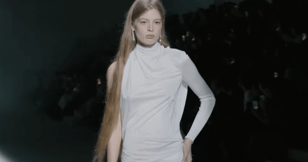 filha-de-musk-desfila-pela-gucci-na-semana-de-moda-em-milao