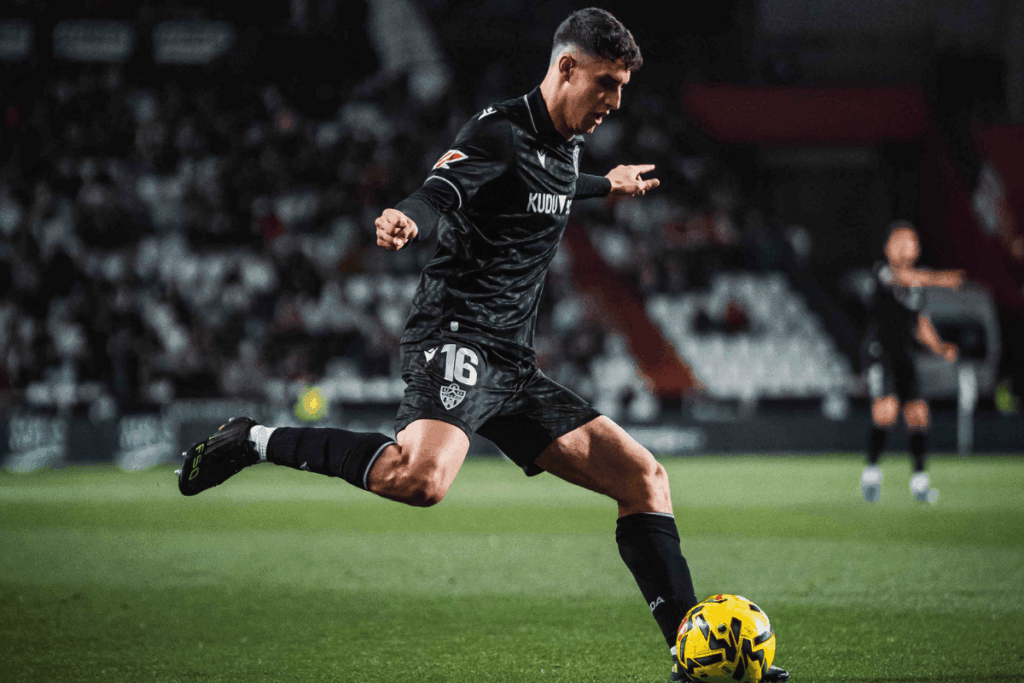 time-espanhol-faz-seu-1o-jogo-apos-ser-comprado-por-cristiano-ronaldo