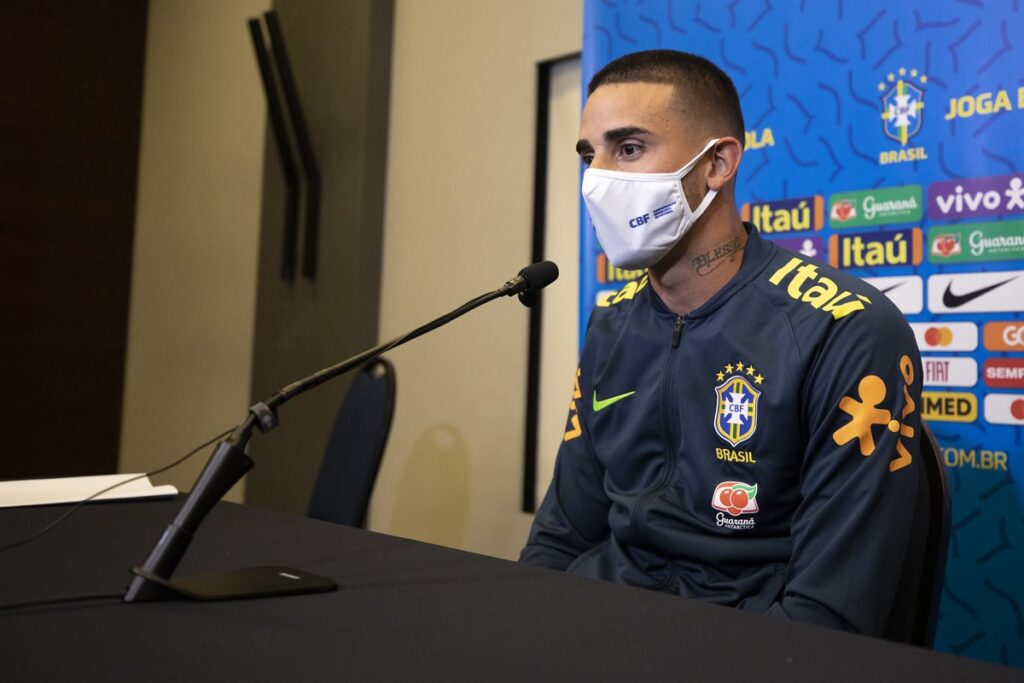 time-anuncia-ex-selecao-brasileira-como-1a-contratacao-da-historia