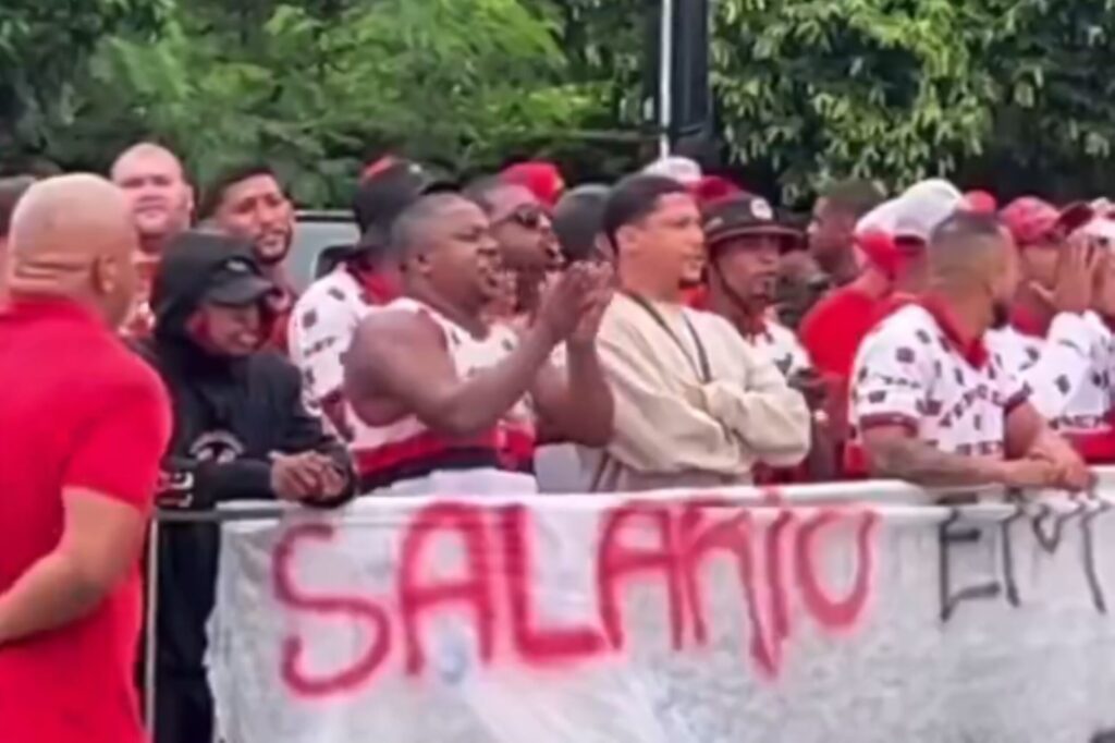 flamengo:-torcida-protesta-no-ninho-do-urubu-apos-derrota-na-recopa.-veja-video