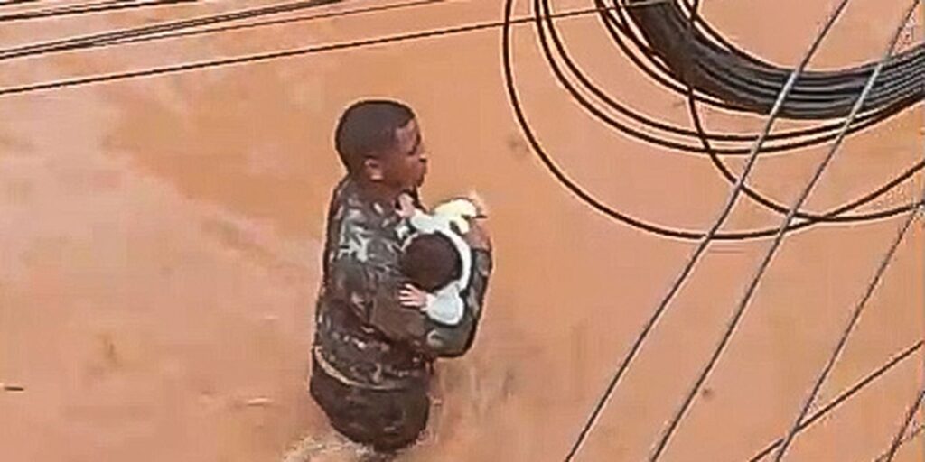 soldado-salva-bebe-em-enchente-em-minas