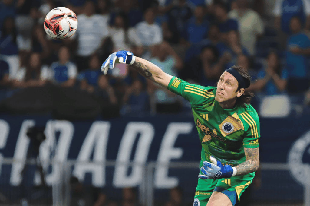cassio,-goleiro-do-cruzeiro,-e-substituido-apos-sentir-dores-em-campo