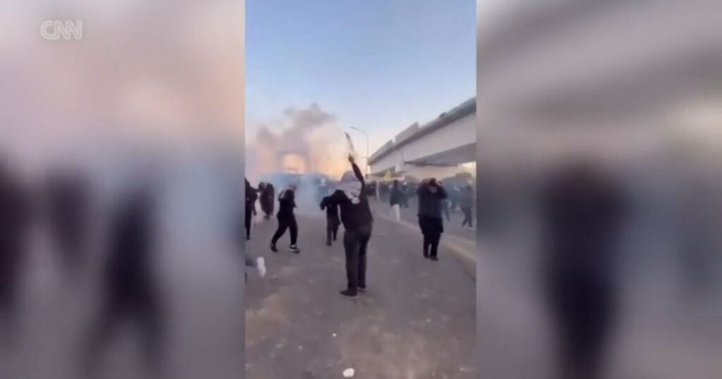 manifestantes-no-iraque-tentam-invadir-regiao-da-embaixada-dos-eua