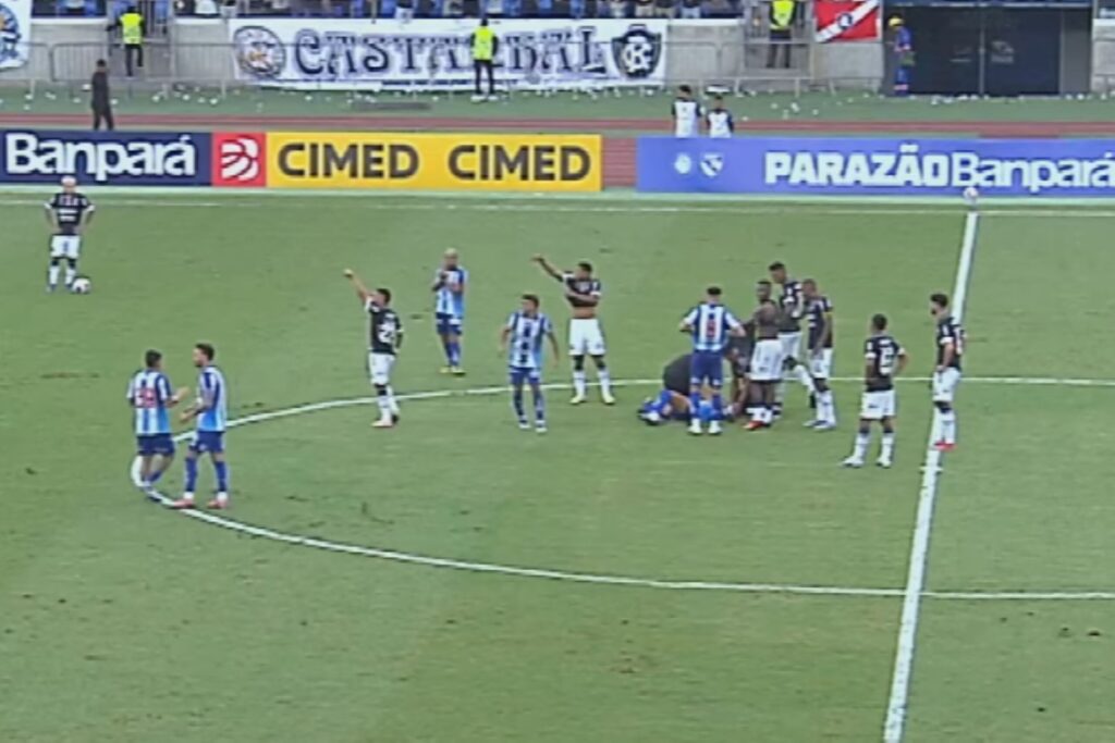 jogador-do-paysandu-desmaia-e-sai-de-ambulancia-na-final-do-paraense.-veja-video