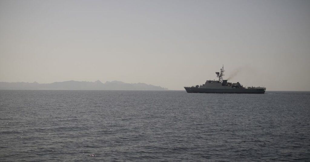 tres-navios-petroleiros-foram-danificados-no-golfo;-um-marinheiro-morreu