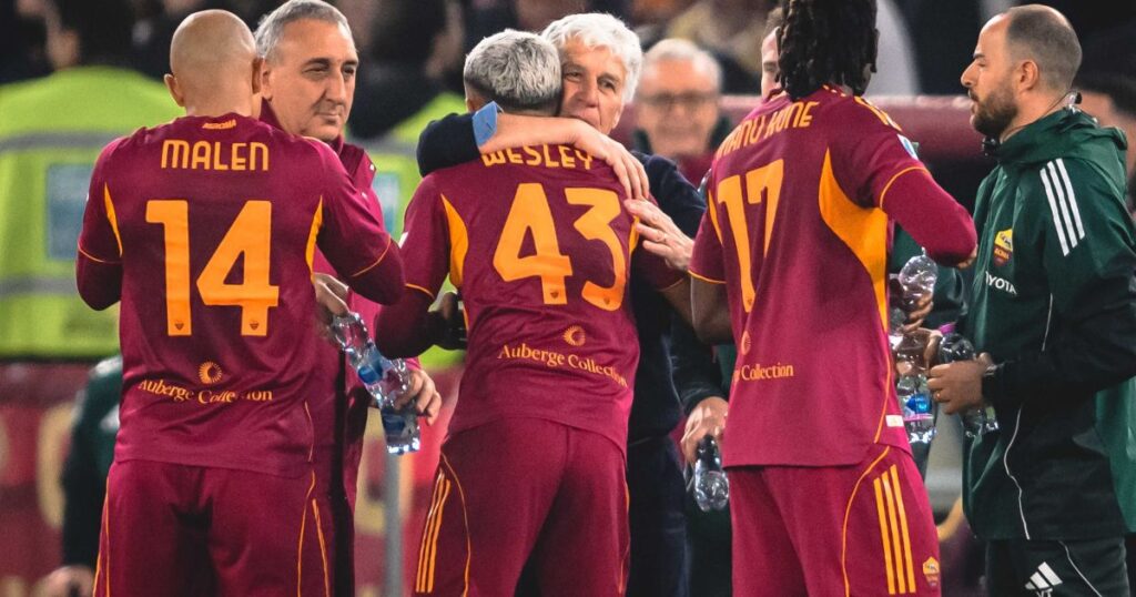 ex-flamengo-faz-golaco-e-homenageia-vini-em-empate-da-roma-com-a-juventus