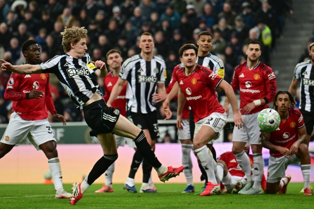 com-um-a-menos,-newcastle-vence-manchester-united-na-premier-league
