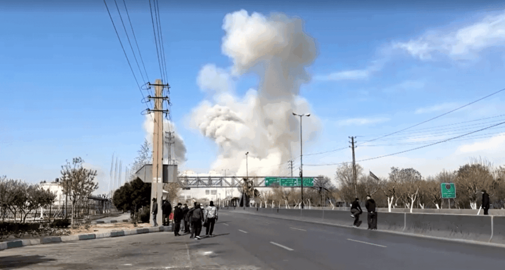 principal-rua-comercial-de-teera-e-atingida-por-bombardeio-israelense