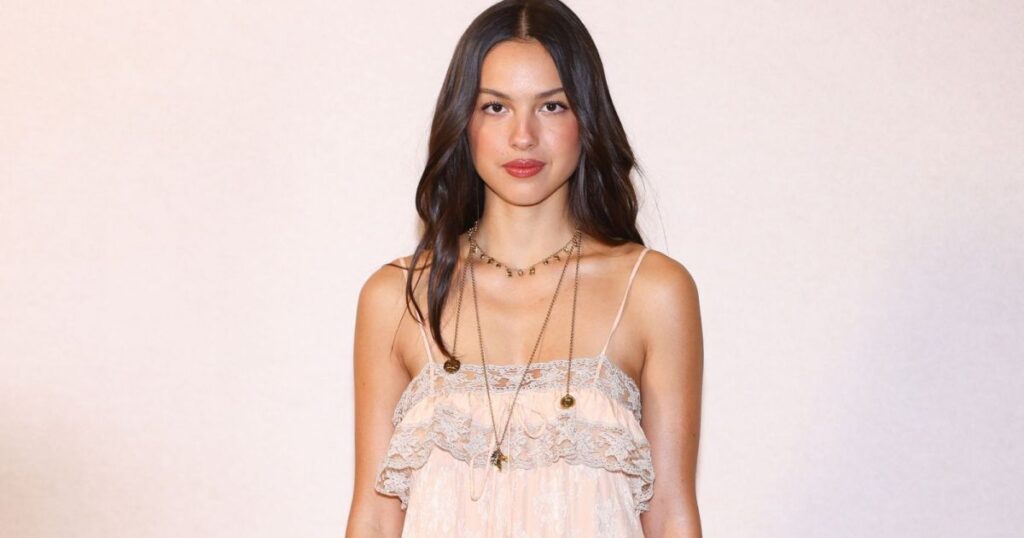 olivia-rodrigo-surge-com-bolsa-de-r$-24-mil-na-semana-de-moda-de-paris