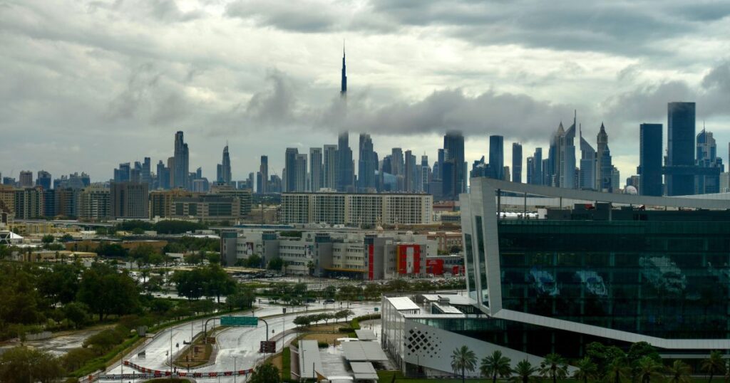 predios-em-dubai-sao-esvaziados-apos-destrocos-atingirem-arranha-ceu