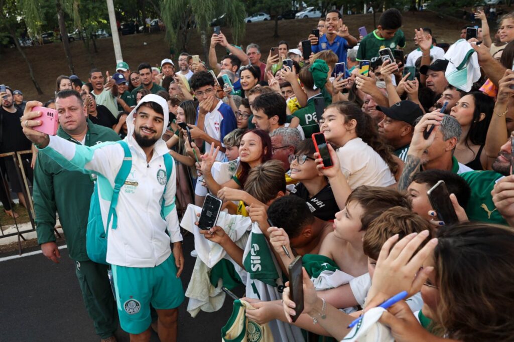 palmeiras-e-recebido-com-festa-da-torcida-antes-de-final-do-paulistao.-veja-video