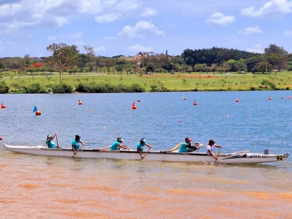 no-dia-das-mulheres,-remadoras-60+-desafiam-padroes-no-lago-paranoa
