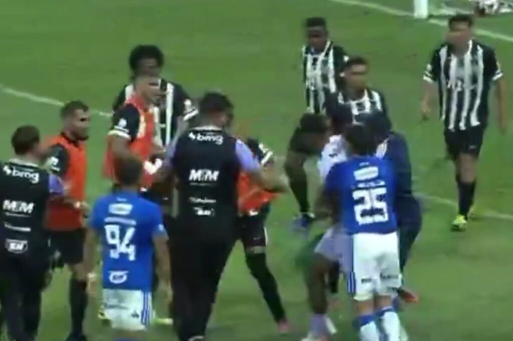 briga-generalizada-marca-final-do-mineiro-entre-cruzeiro-e-atletico-mg