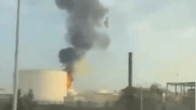 principal-refinaria-de-petroleo-do-bahrein-e-rodeada-de-fumaca