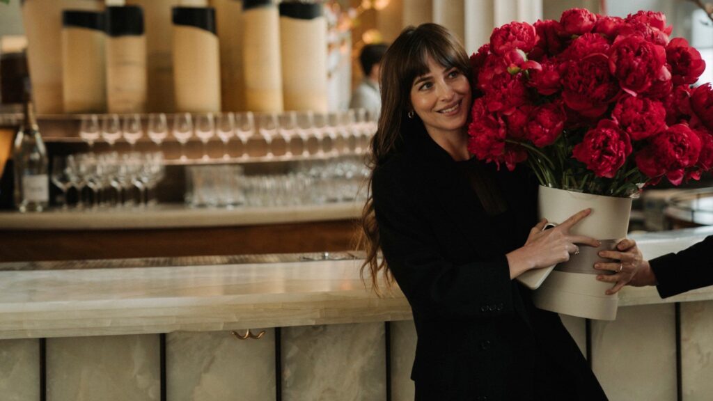 dakota-johnson-estrela-nova-campanha-intimista-da-calvin-klein-e-web-reage