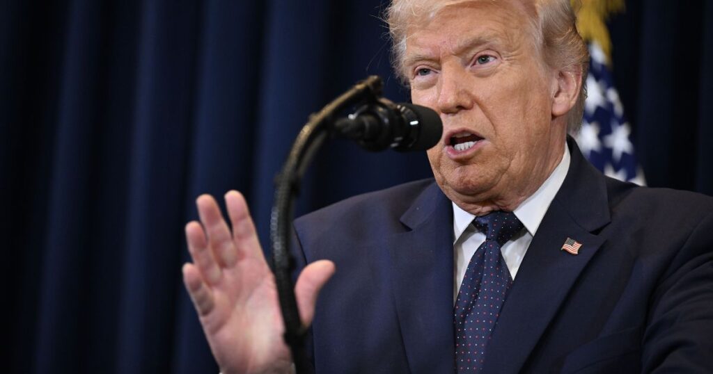 trump:-ira-sera-atingido-com-forca-se-parar-fluxo-de-petroleo-por-ormuz