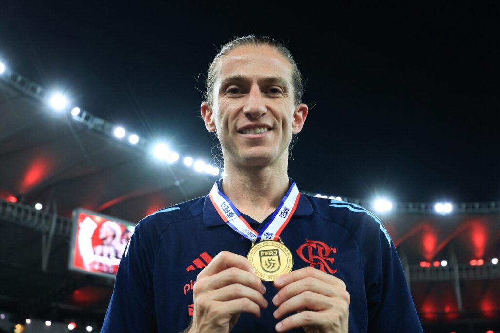 flamengo-ira-enviar-medalha-de-campeao-carioca-a-filipe-luis