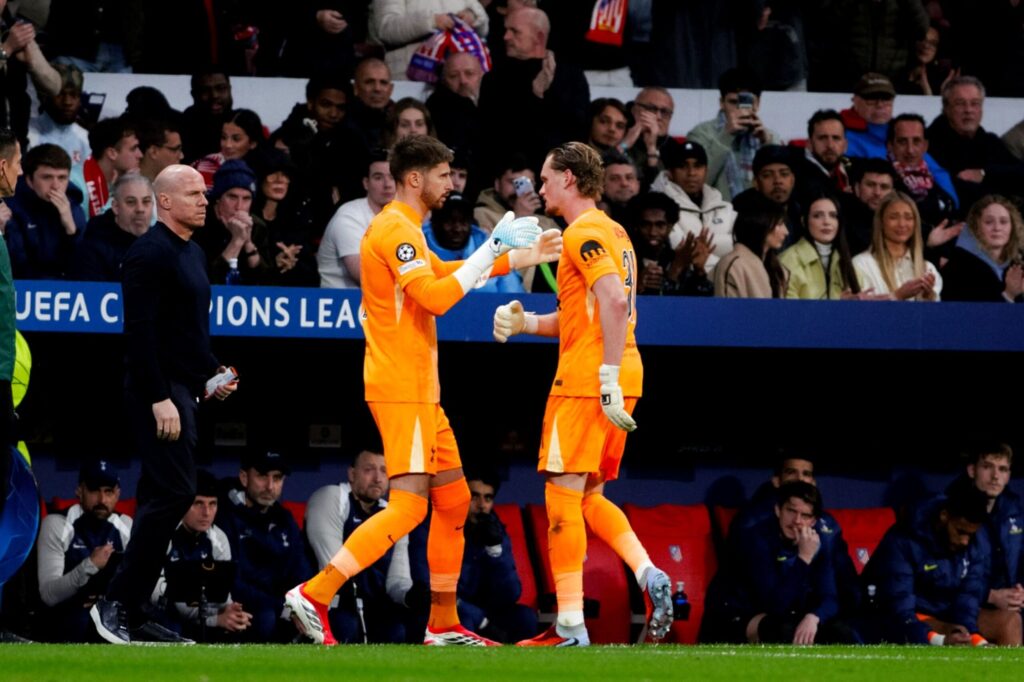 tecnico-do-tottenham-explica-substituicao-de-goleiro-aos-16-minutos