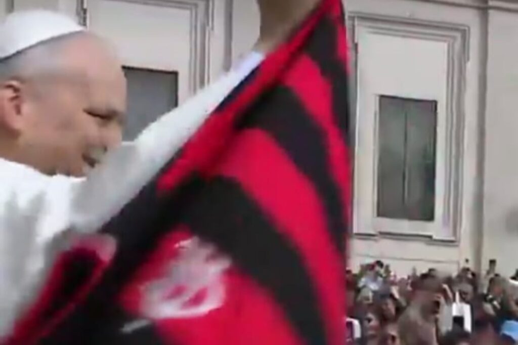 manto-sagrado?-papa-recebe-camisa-do-flamengo-em-audiencia-no-vaticano