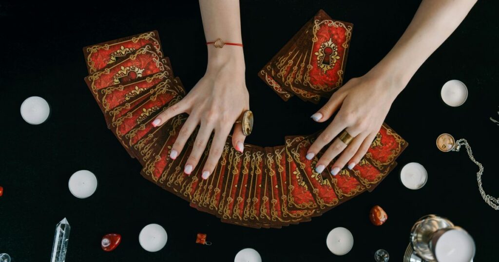 cristais,-taro-e-incensos:-por-que-o-mistico-voltou-com-forca?