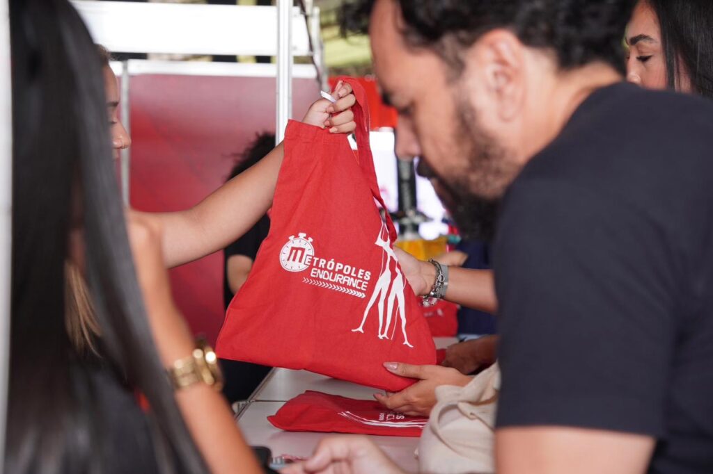 empolgados,-atletas-retiram-kits-do-metropoles-endurance-–-corrida
