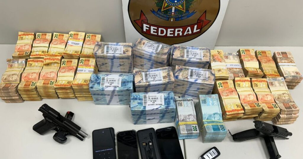 r$-800-mil-sao-apreendidos-e-cinco-presos-em-acao-da-pf-no-rj