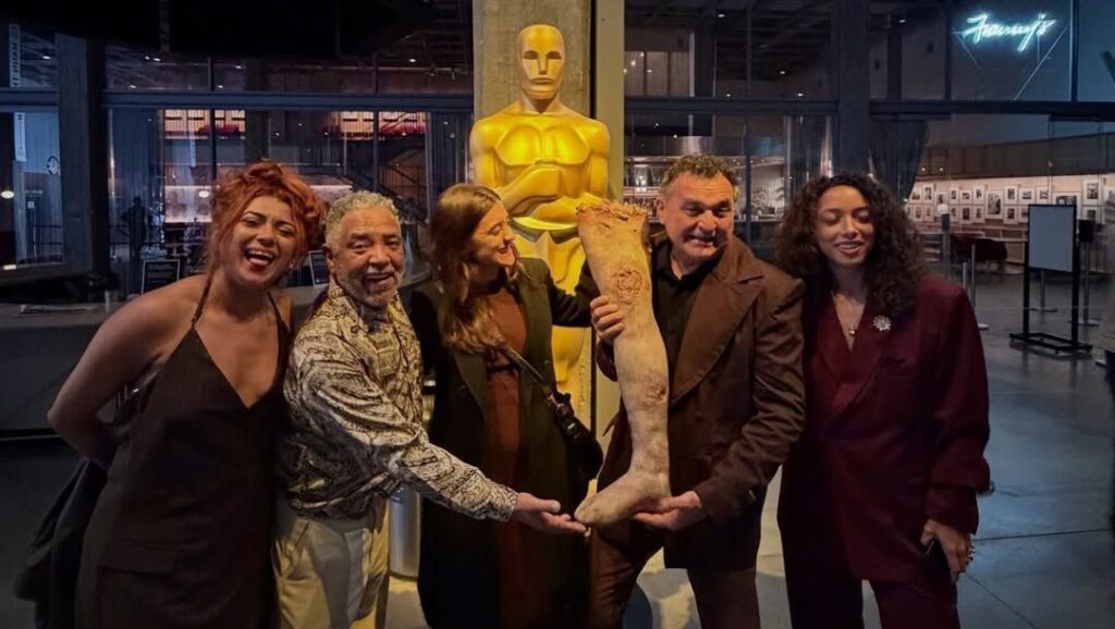 elenco-de-“o-agente-secreto”-posa-com-perna-cabeluda-em-evento-do-oscar