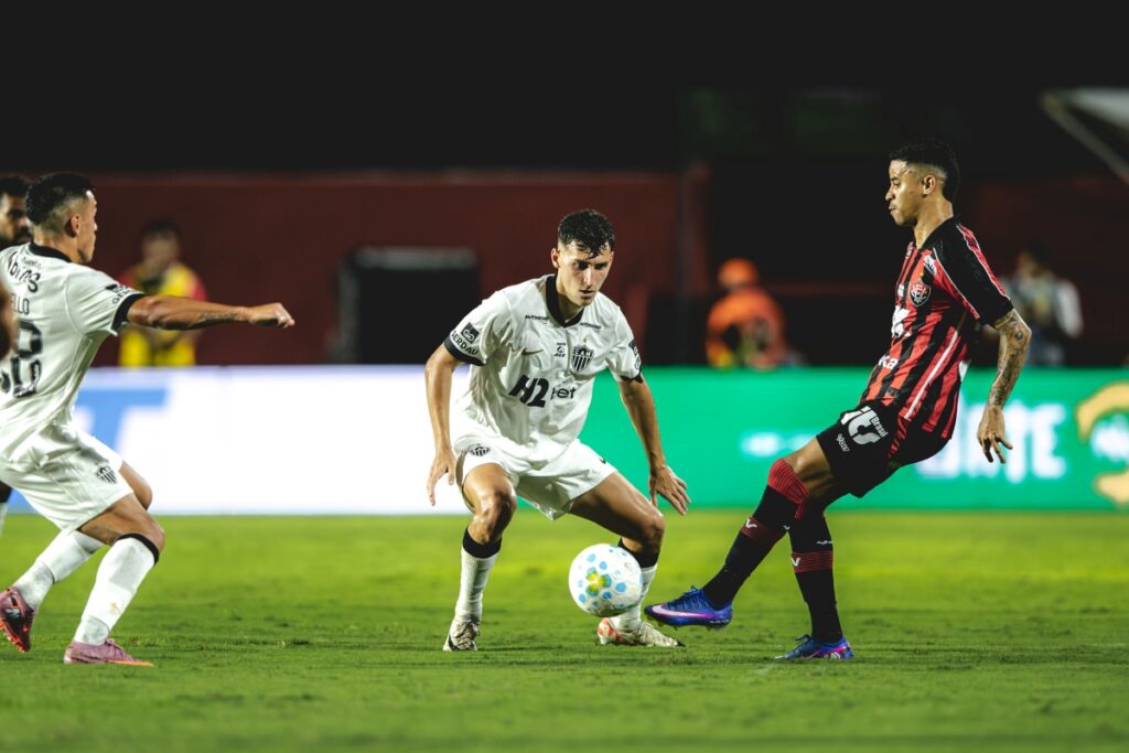 com-um-gol-em-cada-tempo,-vitoria-derrota-atletico-mg-no-brasileirao
